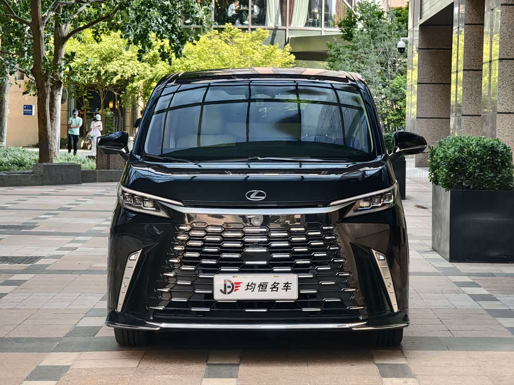 Lexus LM