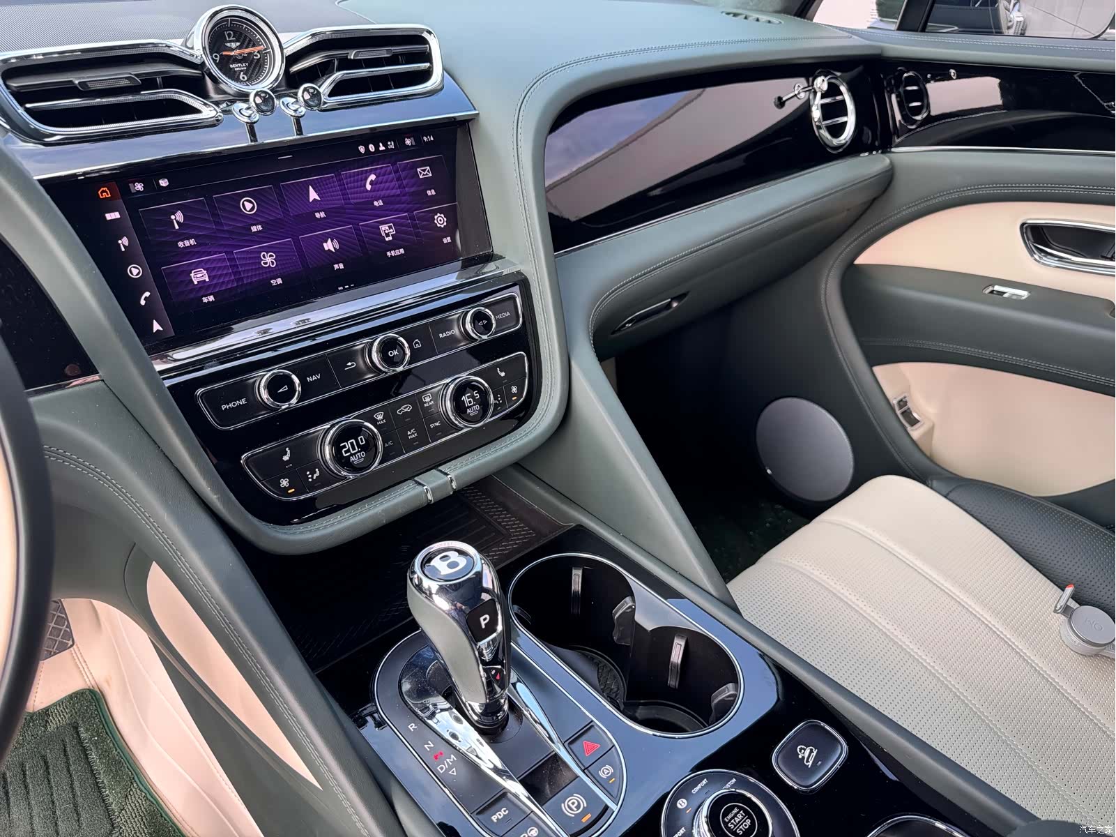 Bentley Bentayga, 2024 11