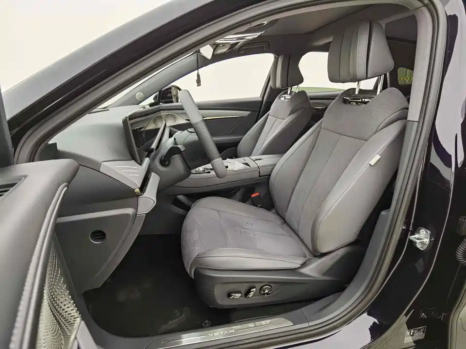 VOYAH Lantu chasing light