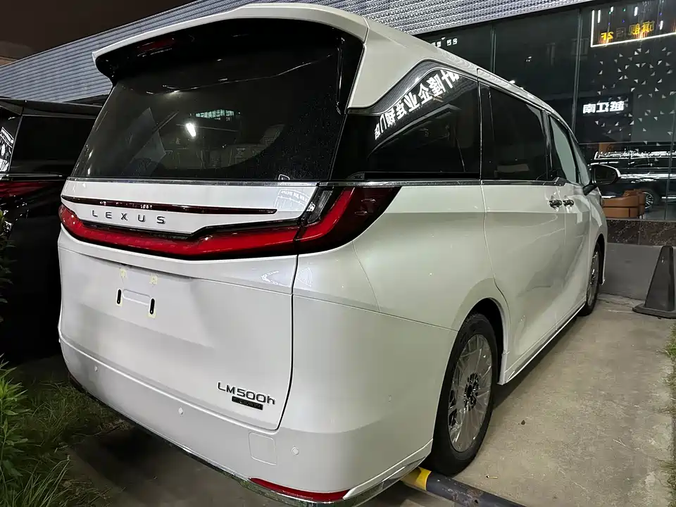 Lexus LM