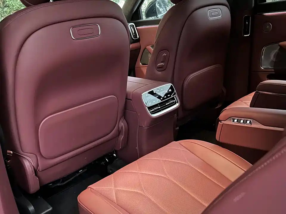 AITO Ask the world M8