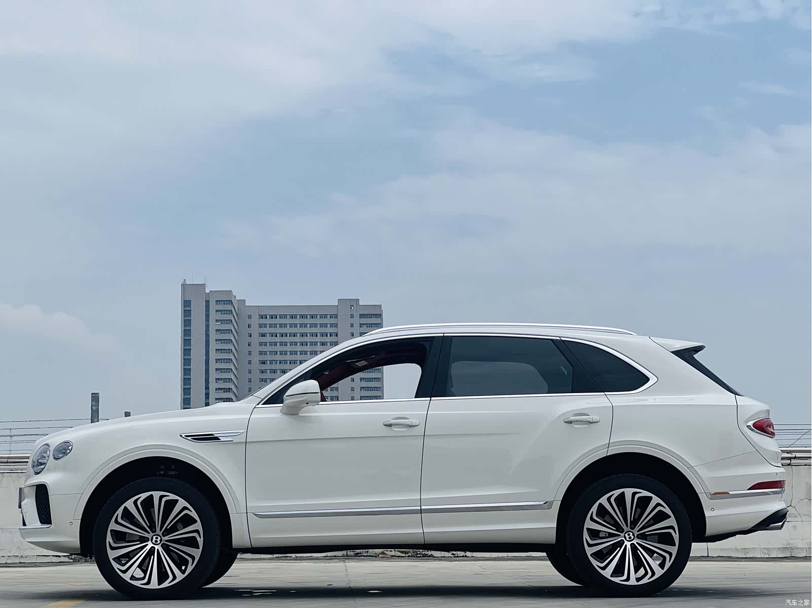 Bentley Bentayga, 2026 14