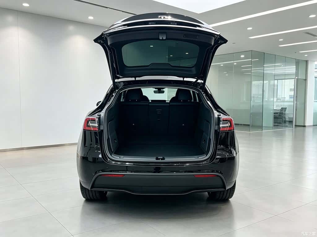 Tesla Model Y, 2024 19