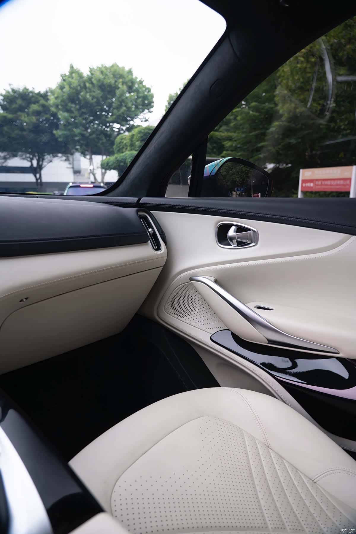 Aston Martin DBX, 2026 15