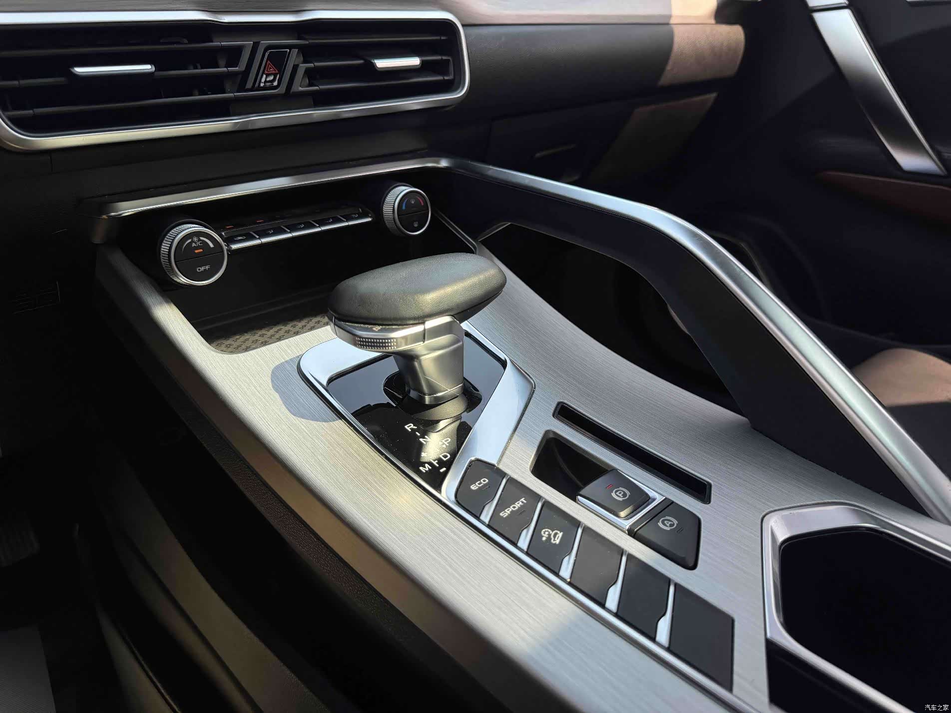 Geely Coolray, 2022 12