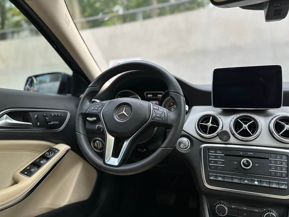 Mercedes-Benz GLA Mercedes-Benz GLA