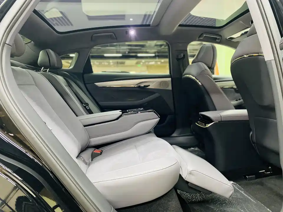 VOYAH Lantu chasing light