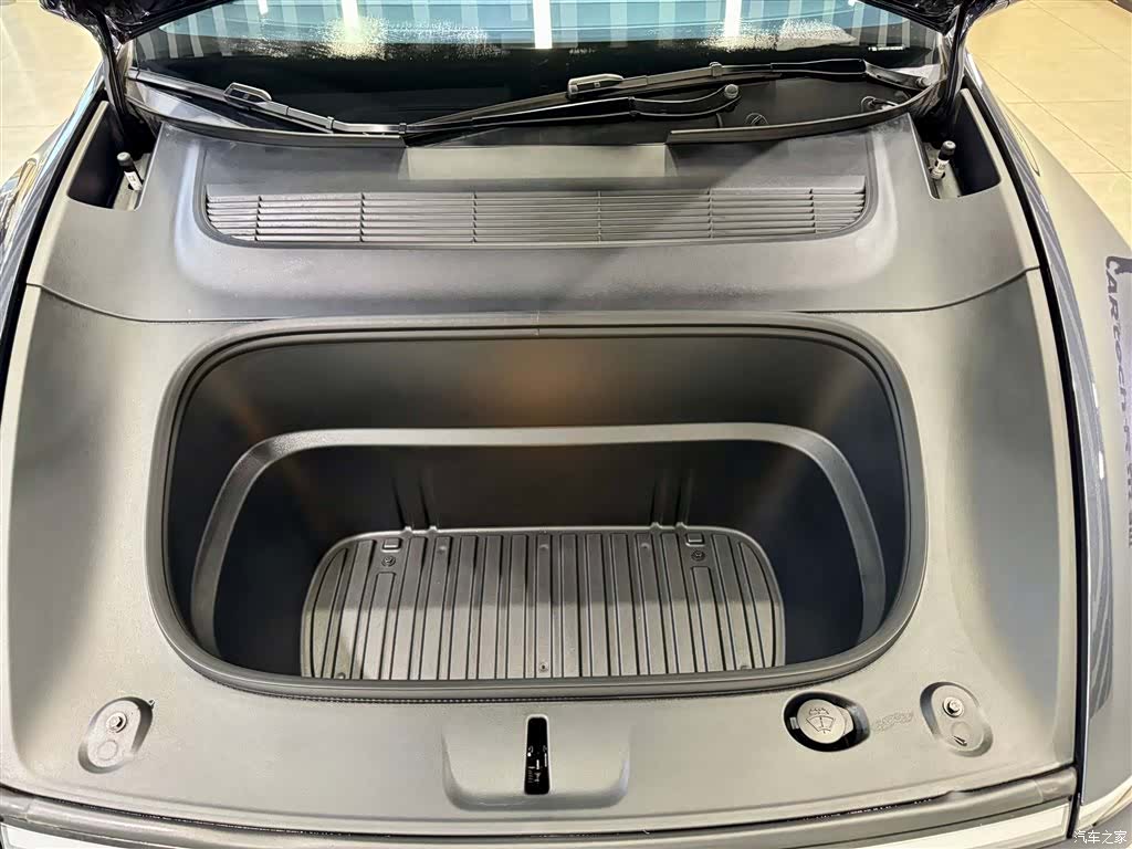 Tesla Model Y, 2025 11