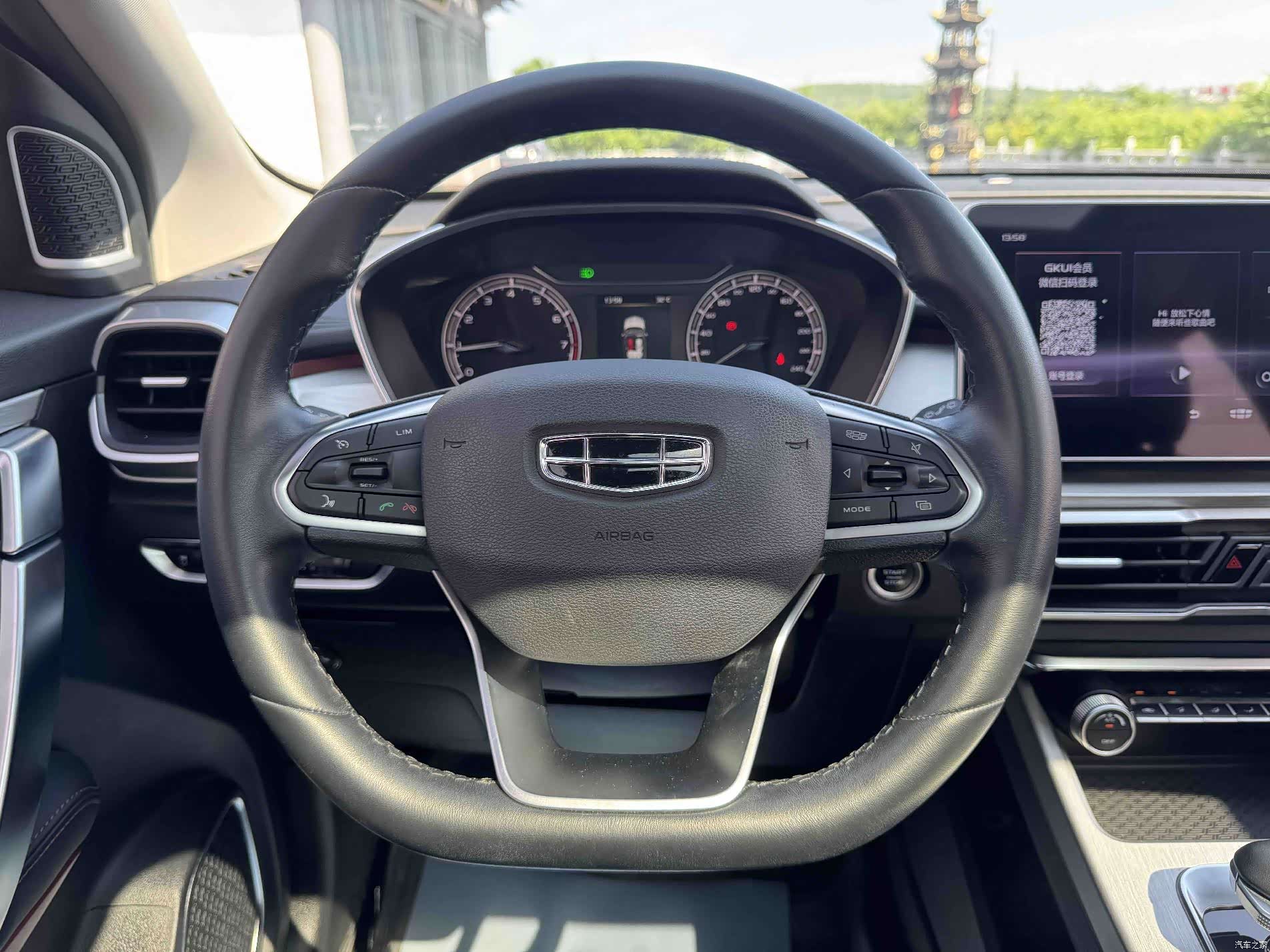 Geely Coolray, 2022 14
