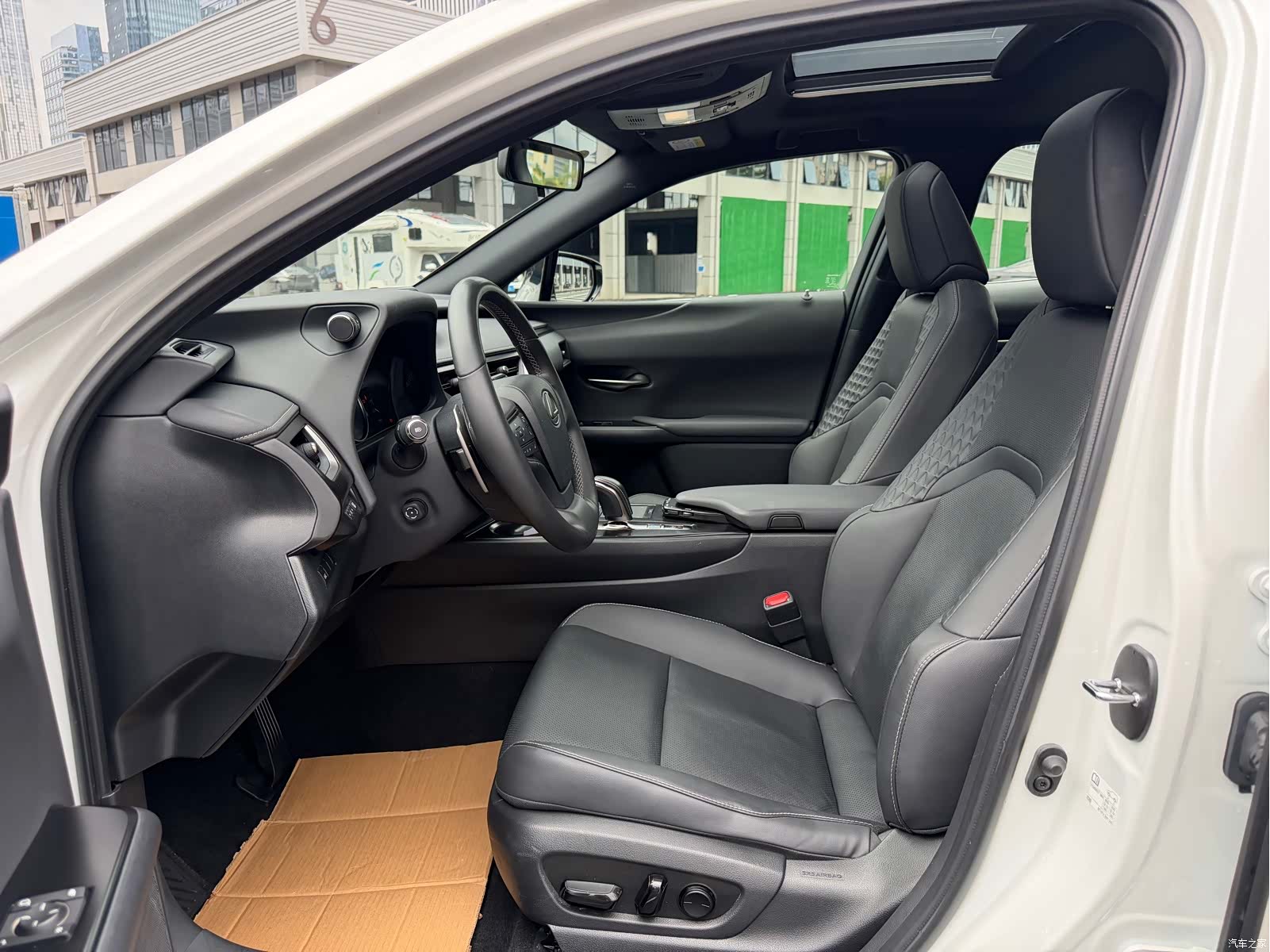 Lexus UX, 2022 4