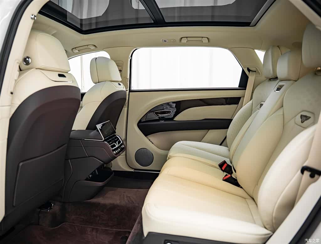 Bentley Bentayga, 2023 12