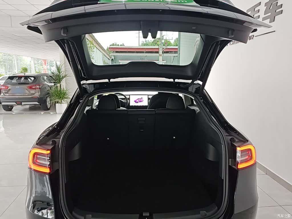 Tesla Model Y, 2023 19