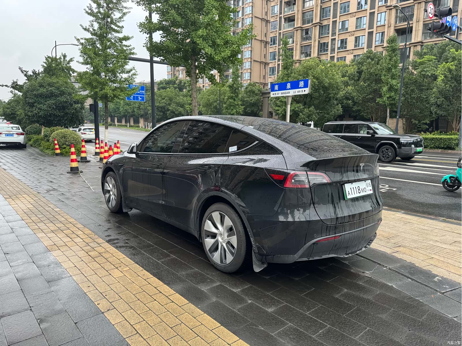 Tesla Model Y, 2023 4