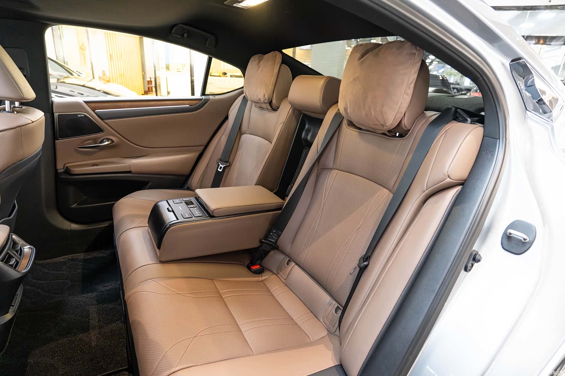 Lexus ES, 2025 12