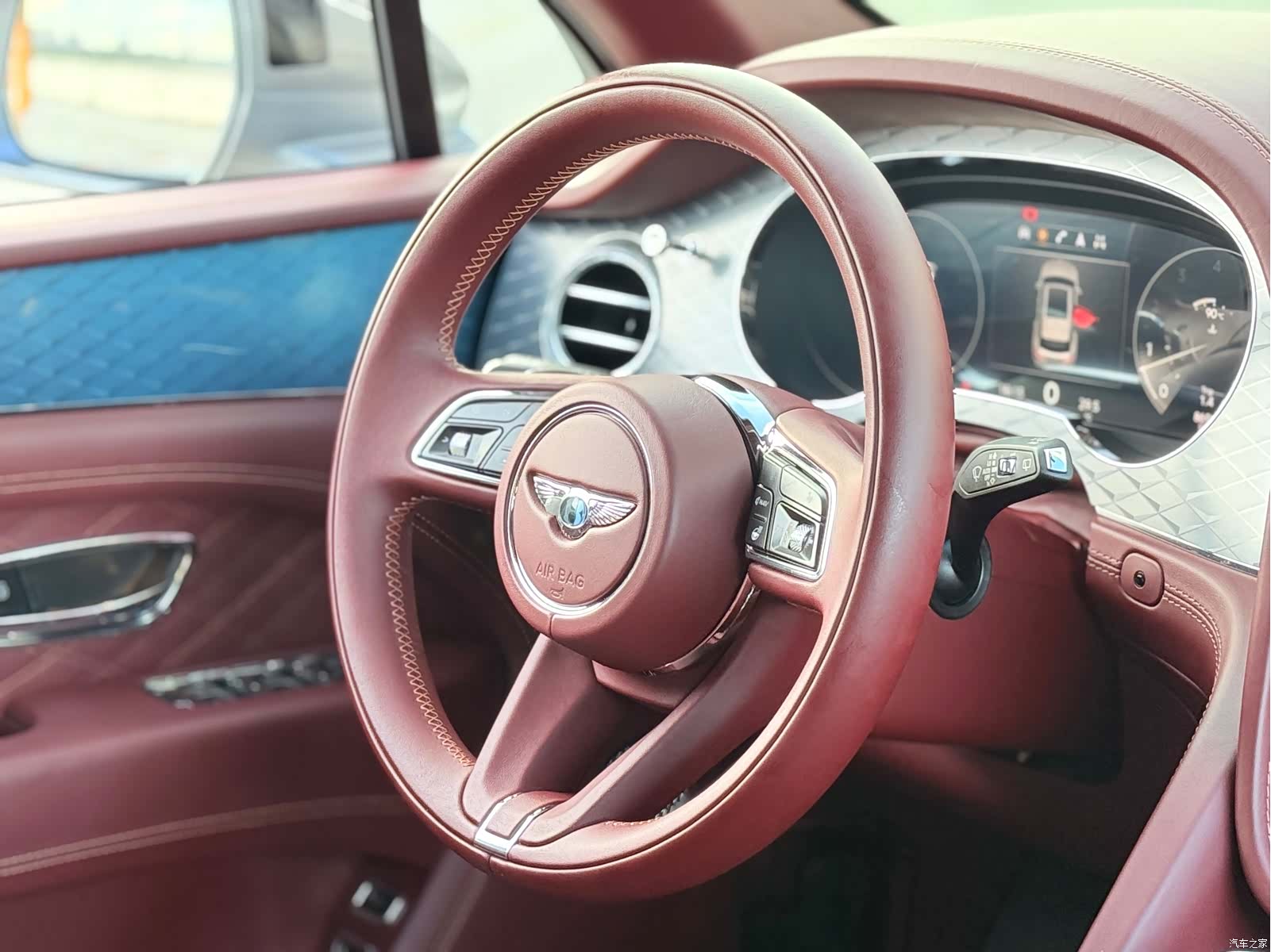 Bentley Bentayga, 2023 10