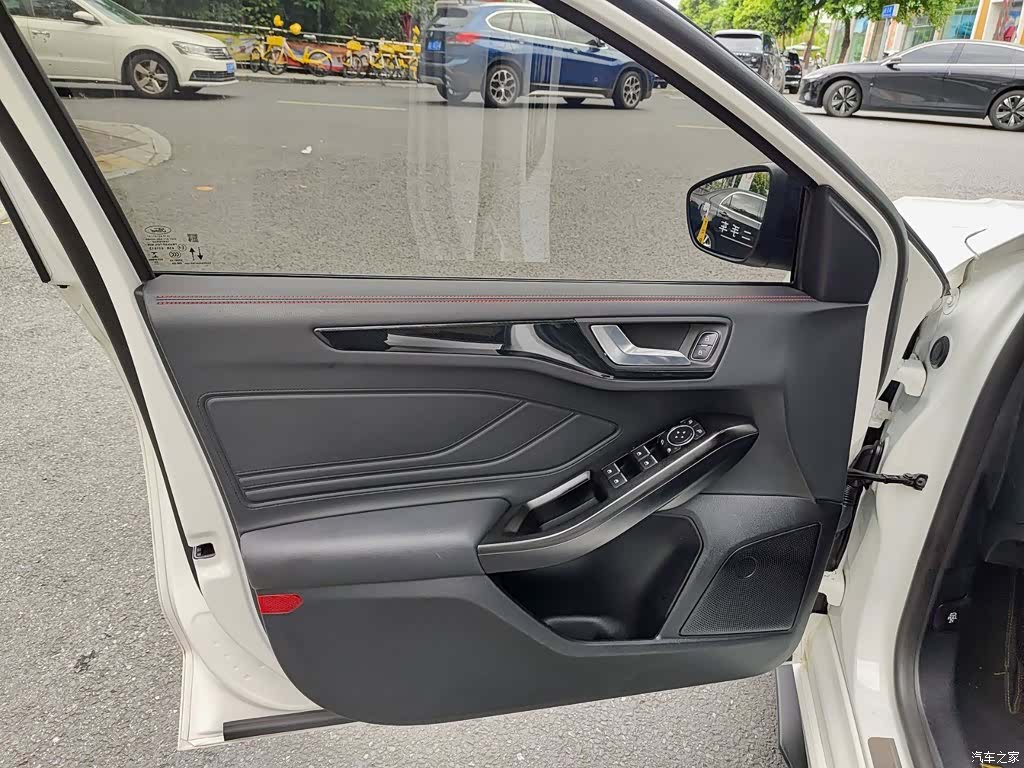 Ford Focus, 2023 6
