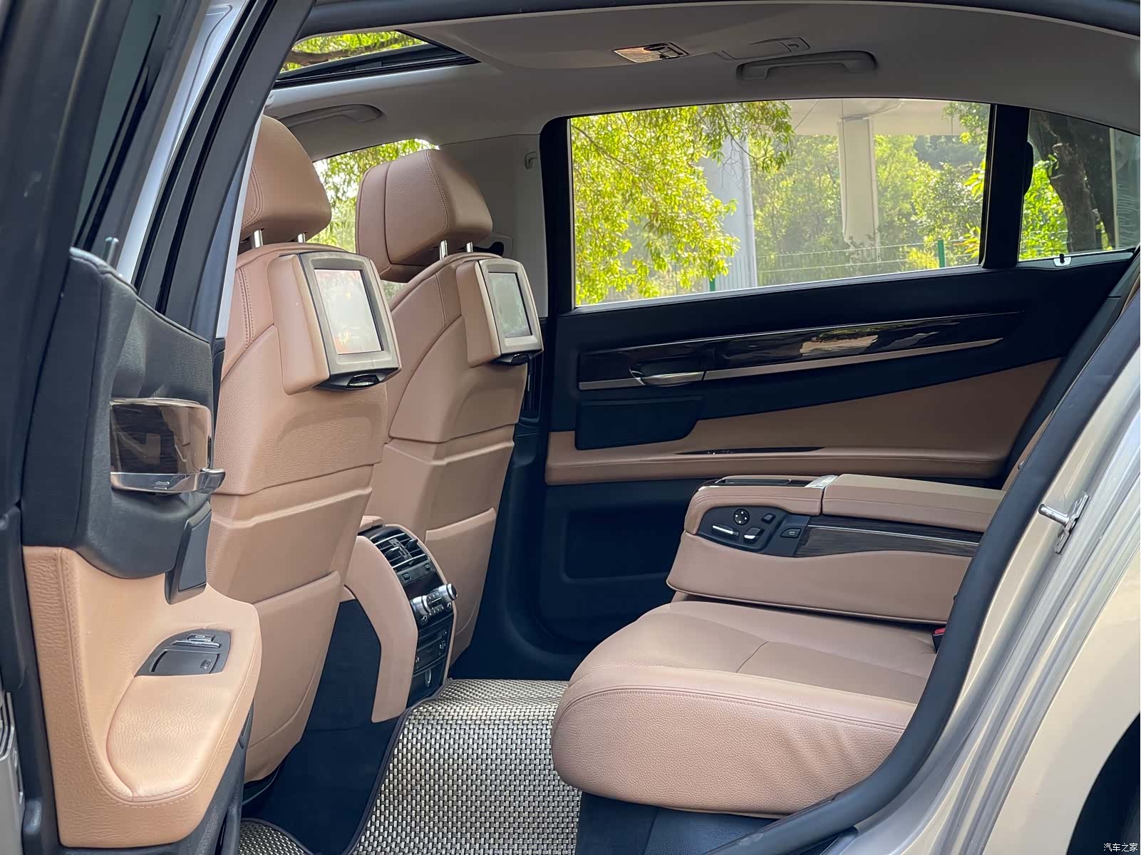 BMW 7 Series, 2011 23