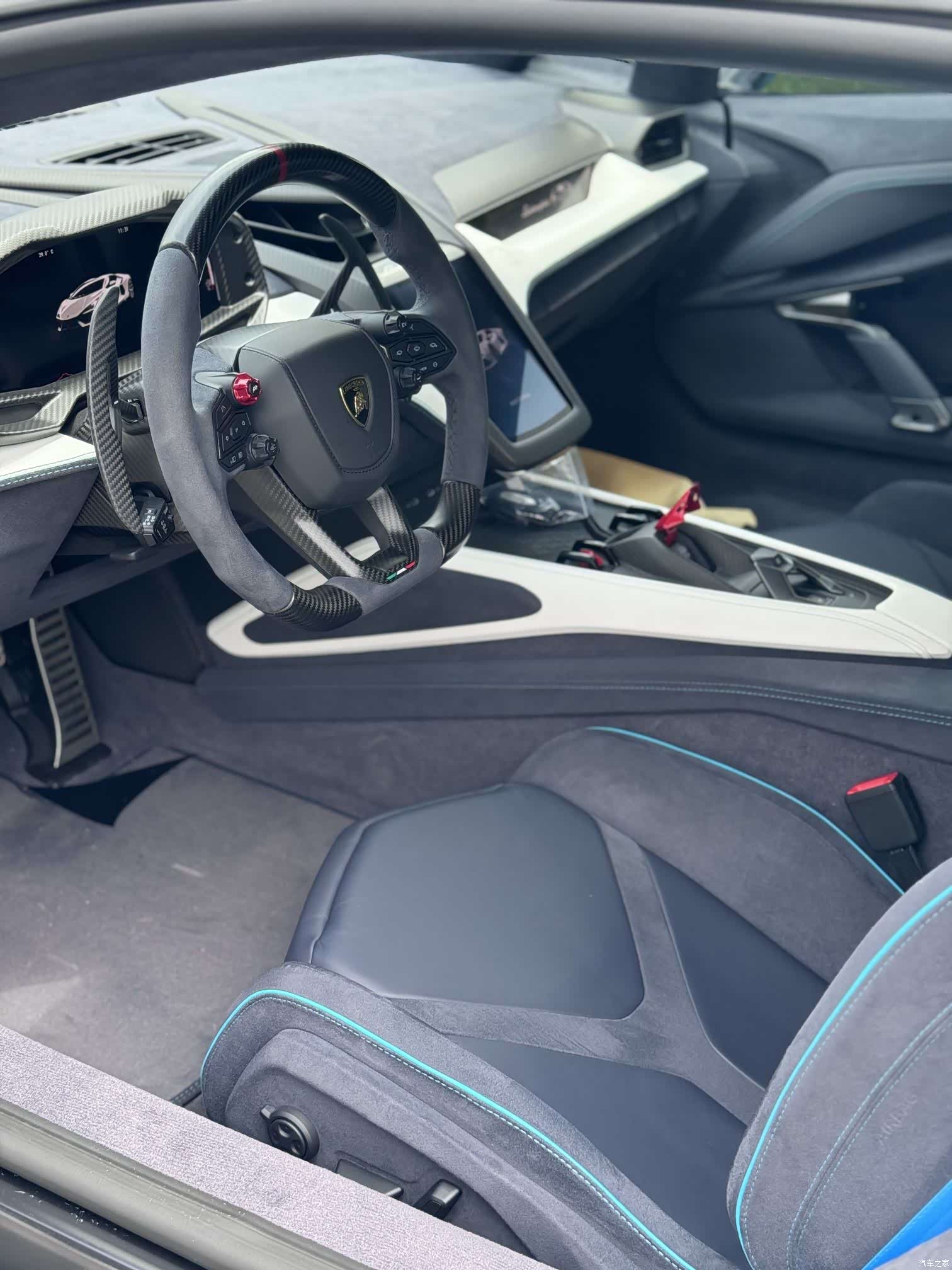Lamborghini Revuelto, 2025 10
