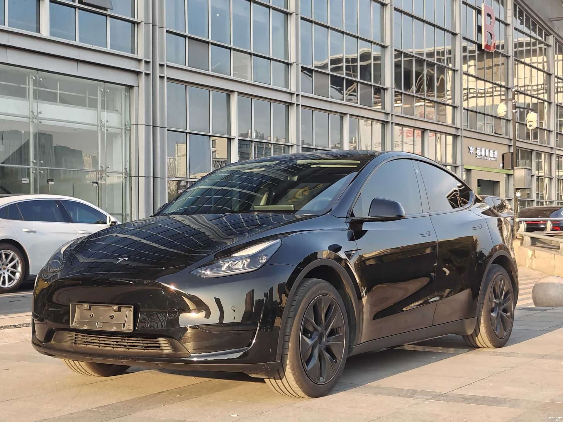 Tesla Model Y, 2023 1