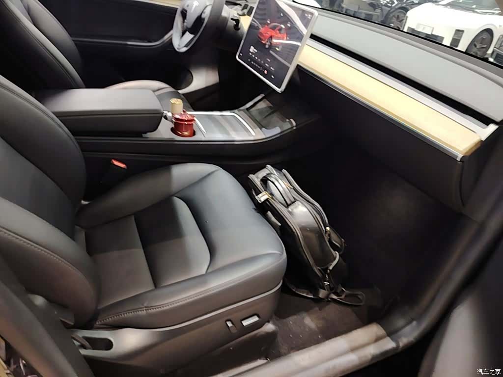 Tesla Model Y, 2023 25