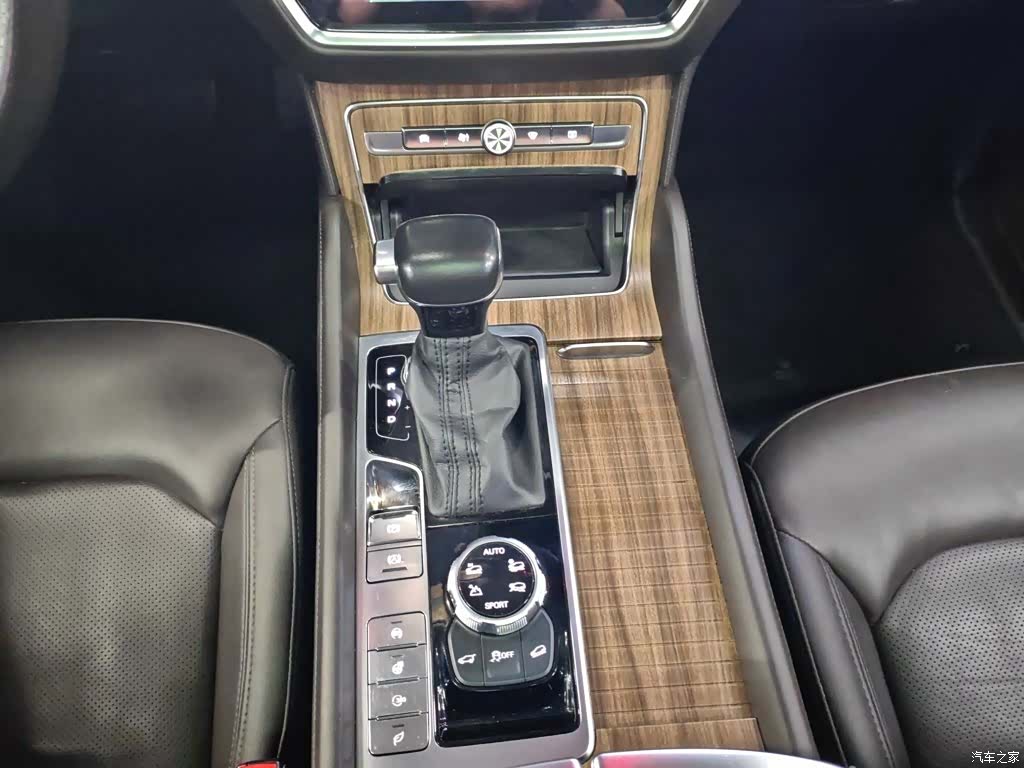 Roewe RX8, 2018 13