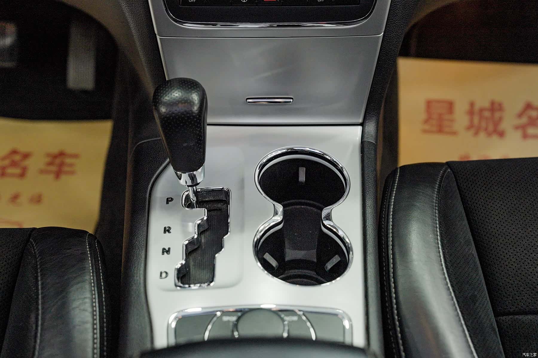 SRT Grand Cherokee, 2012 11