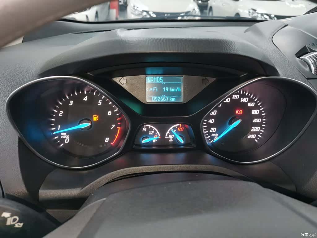 Ford Kuga, 2016 12