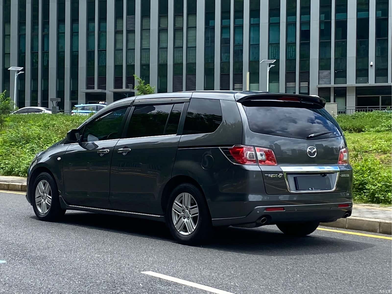 Mazda 8, 2011 все фото