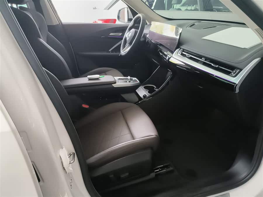 BMW iX1 2024, фото 25