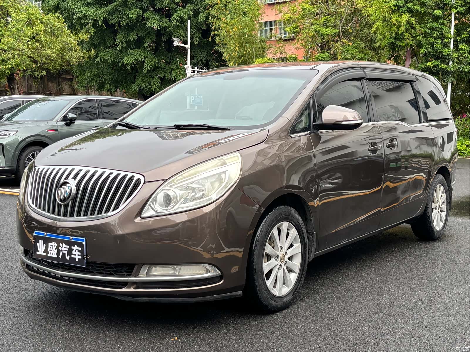 Buick GL8, 2012 1