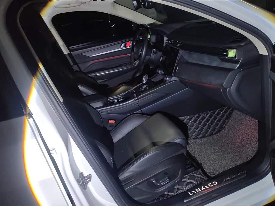 Lynk & Co 01