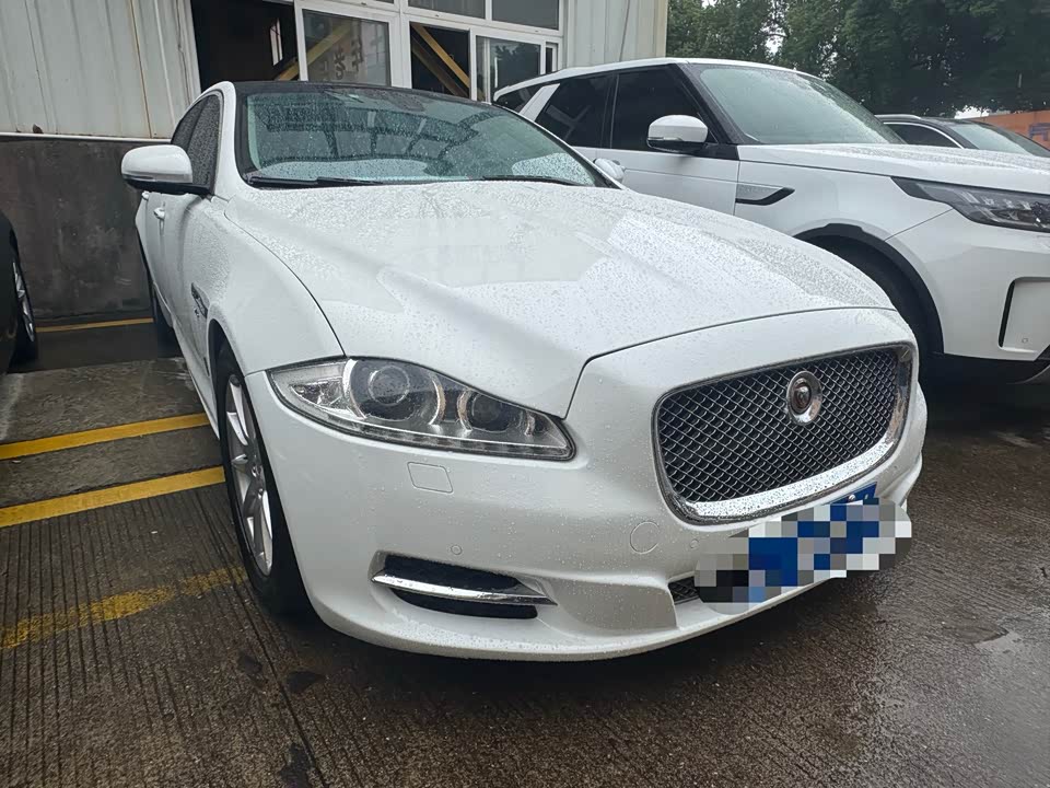 Jaguar XJ