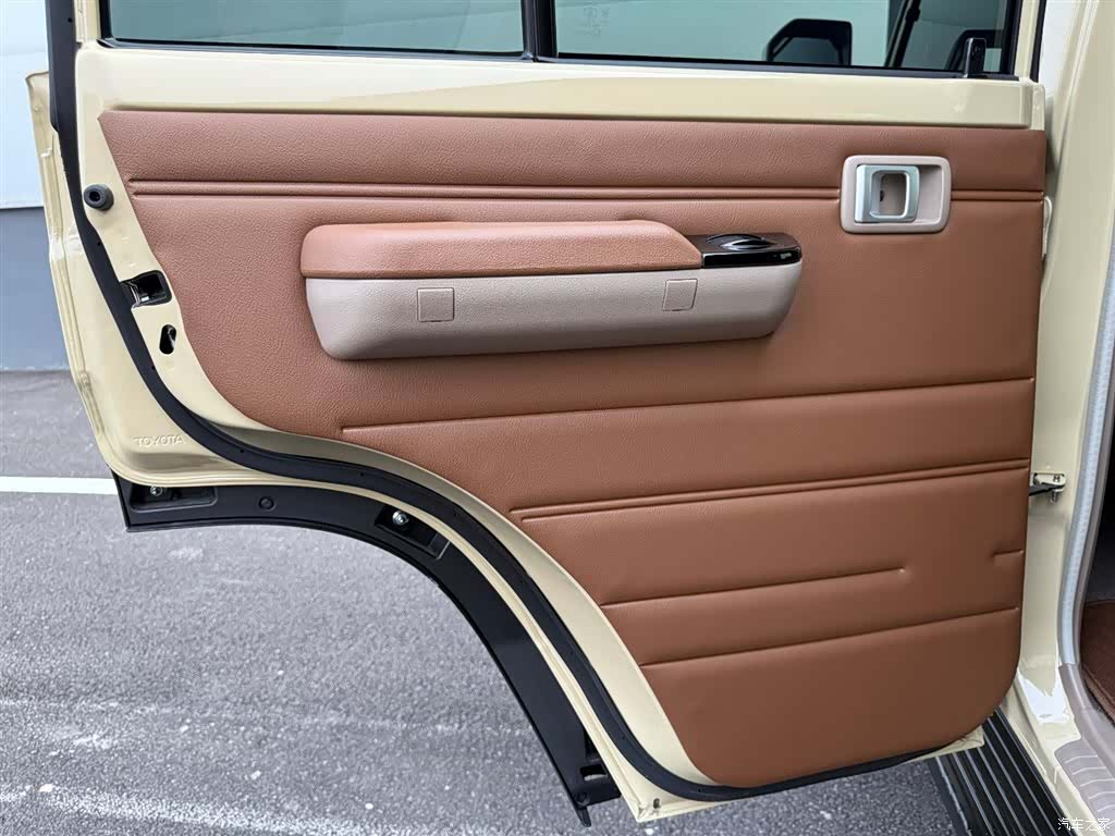 Toyota Land Cruiser, 2026 13