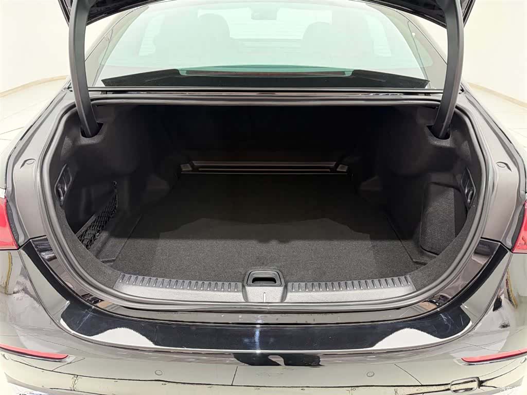 Mercedes-Benz E-Class, 2024 14