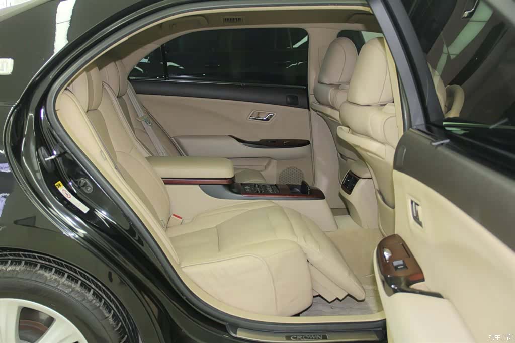 Toyota Crown, 2013 9