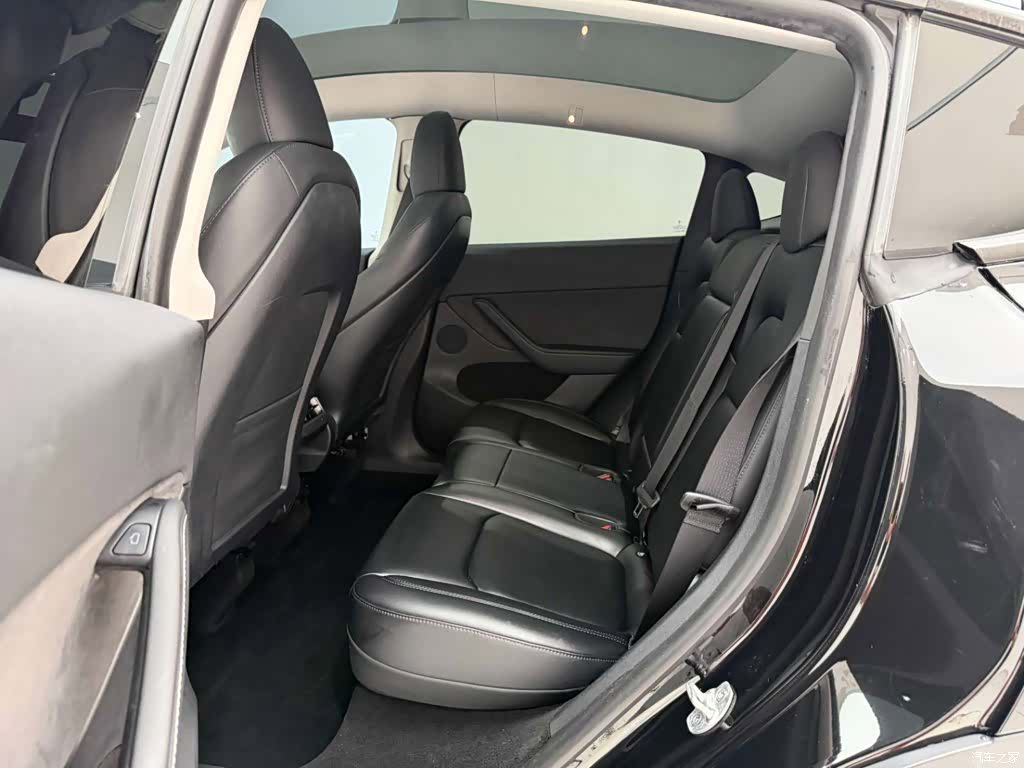 Tesla Model Y, 2023 17