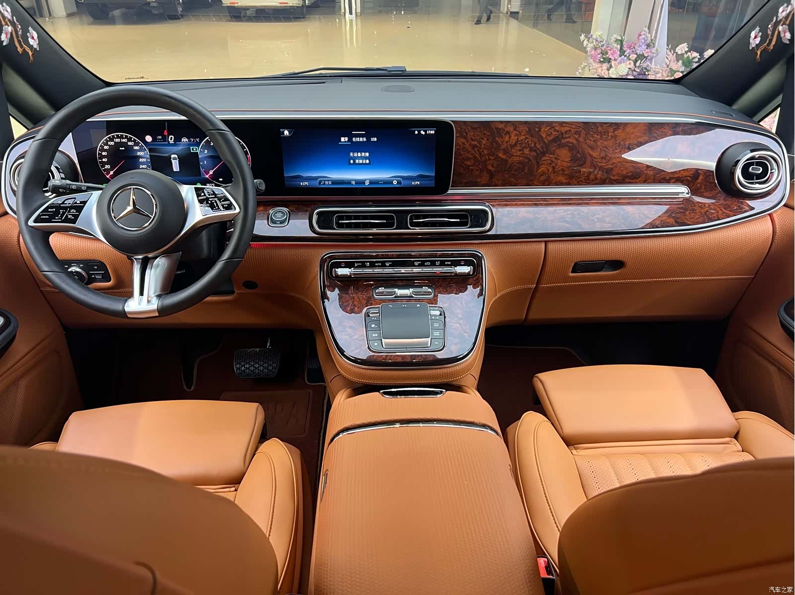 Mercedes-Benz V-Class, 2024 14