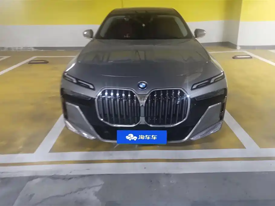BMW i7