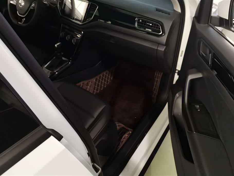 Volkswagen T-ROC exploring Songs