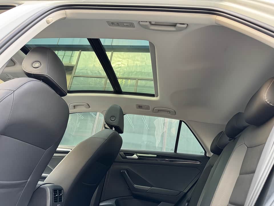 Volkswagen T-ROC exploring Songs