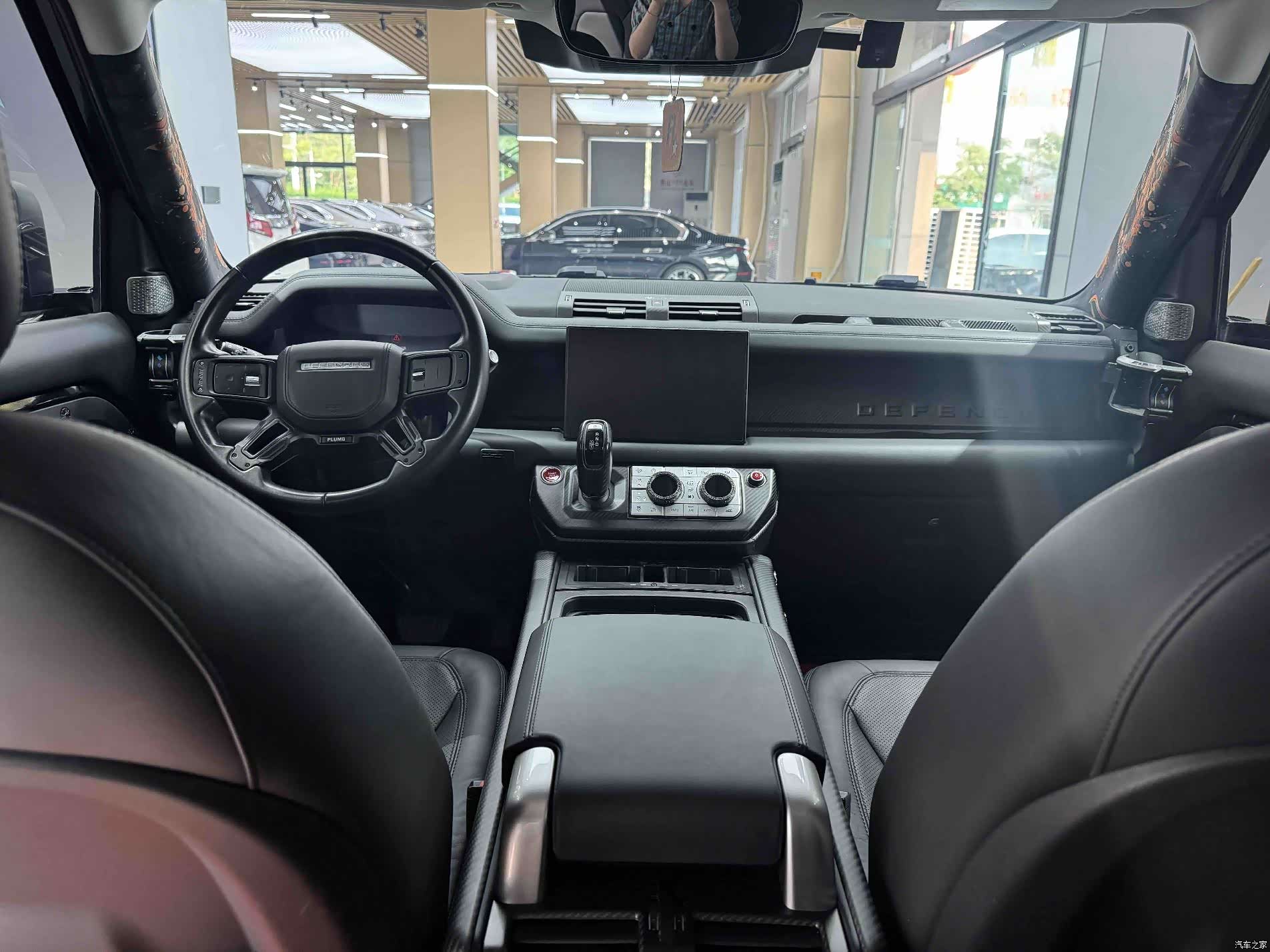 Land Rover Defender, 2023 16