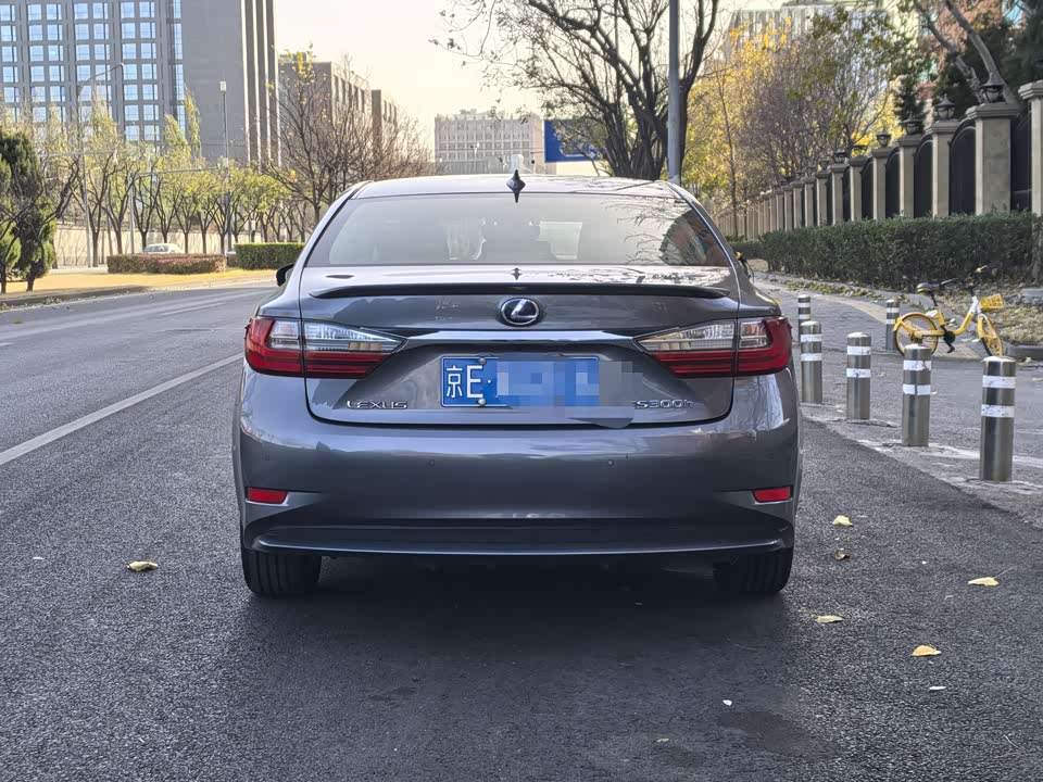 Lexus ES