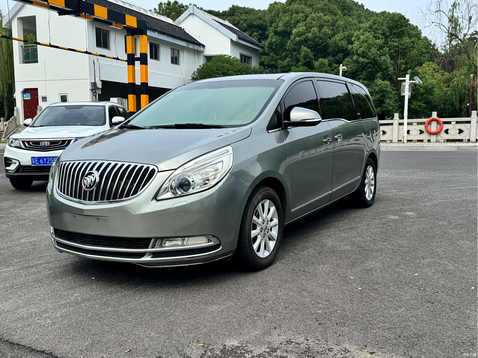 Buick GL8, 2011 3