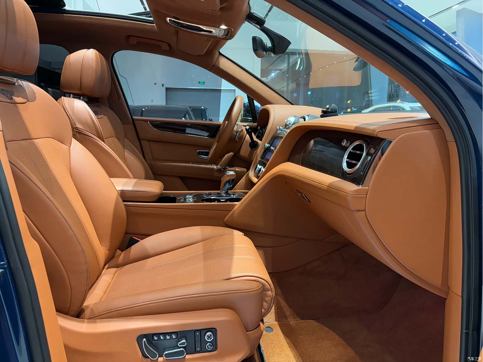 Bentley Bentayga, 2018 21