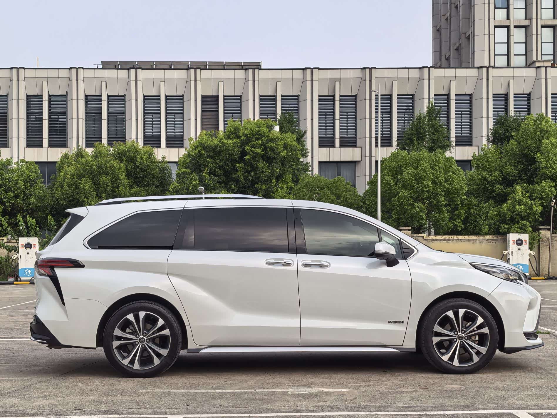 Toyota Granvia, 2024 3