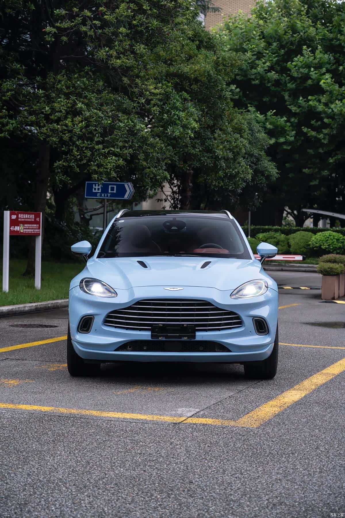 Aston Martin DBX, 2022 2