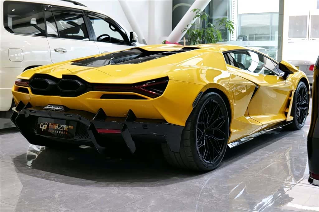 Lamborghini Revuelto, 2025 все фото