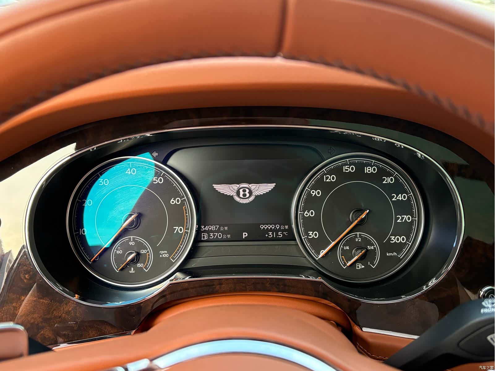 Bentley Bentayga, 2018 12
