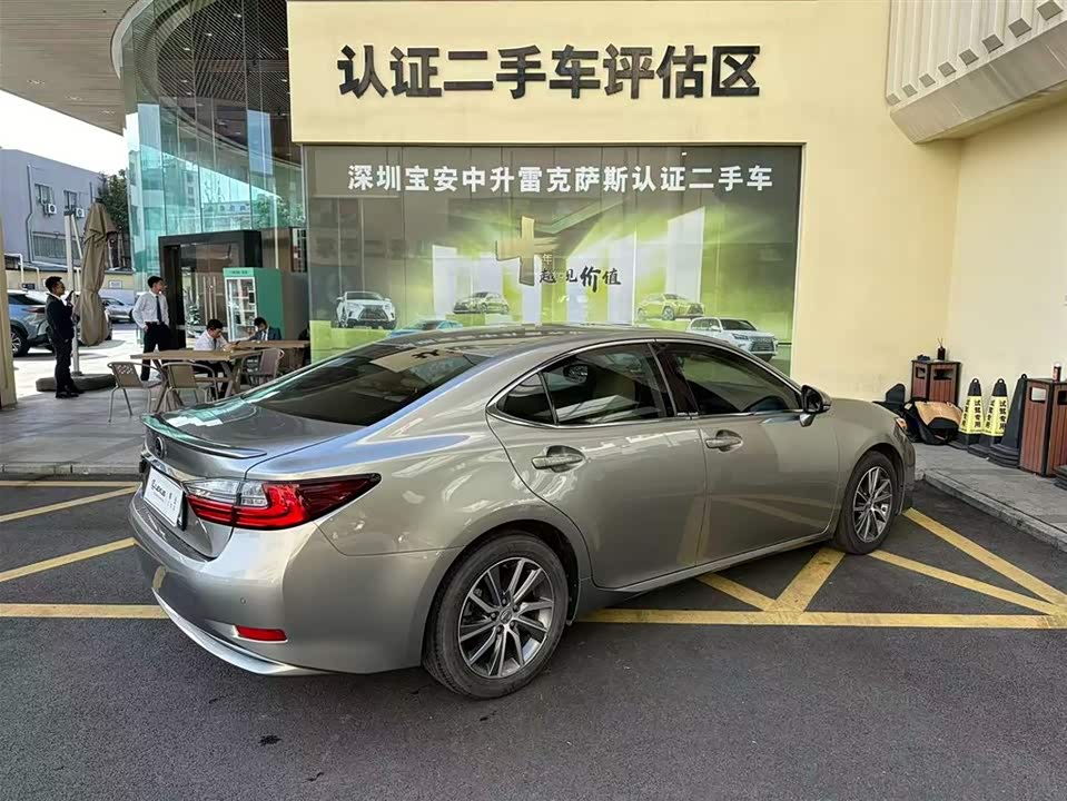 Lexus ES