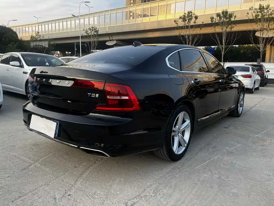 Volvo S90